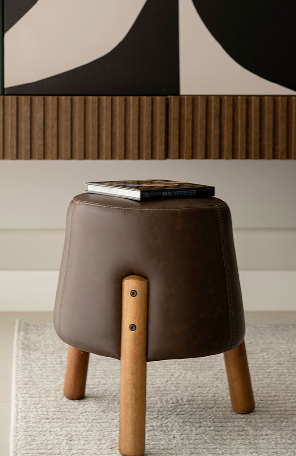 How to Furnish Your Home Like a Gentleman - Leather bench