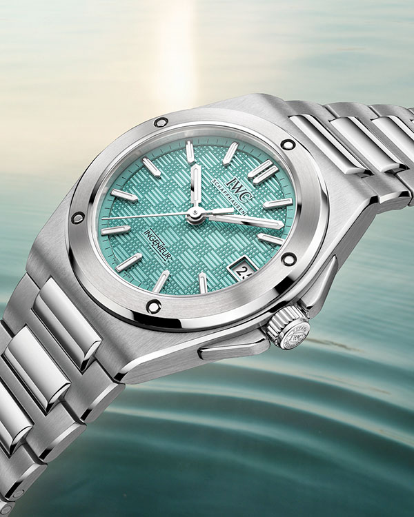 Vue de côté de la IWC Schaffhausen Ingenieur Automatic 35 en Bleu Pool
