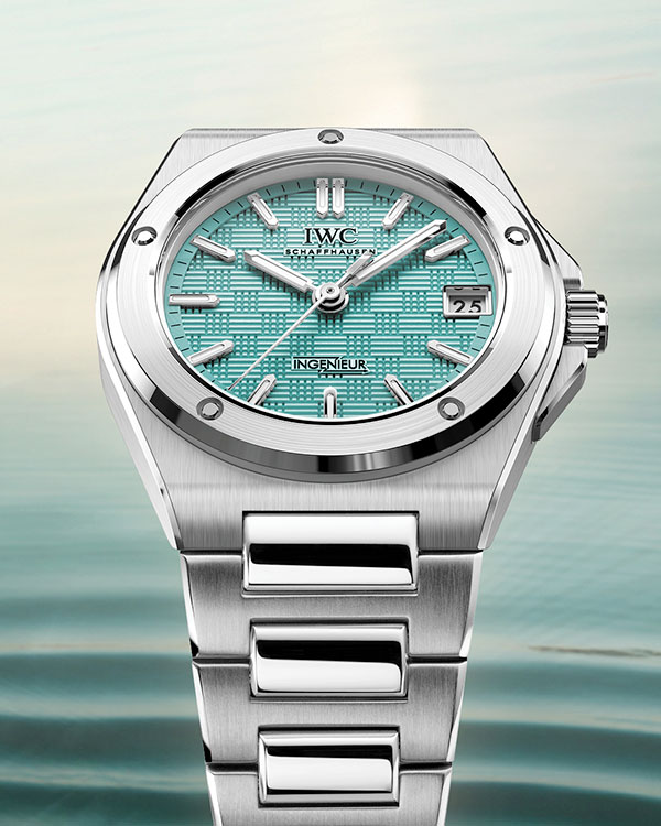 Vue de face de la IWC Schaffhausen Ingenieur Automatic 35 en Bleu Pool
