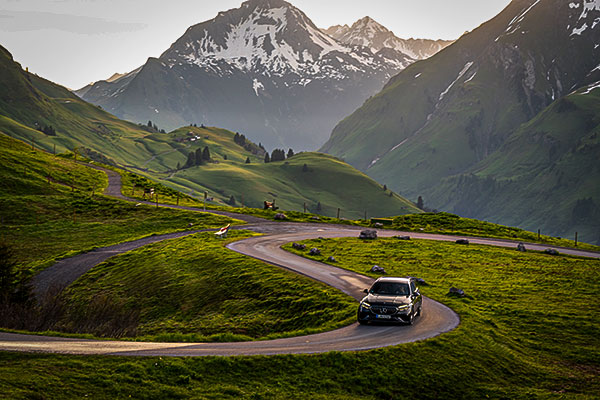 La Familiale Mercedes-AMG E 53 Hybride 2026 sera votre alliée dans les parcours sinueux comme sur la grande route