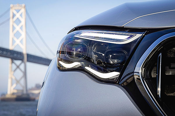 Un des phares avant de la Familiale Mercedes-AMG E 53 Hybride 2026 vu de face