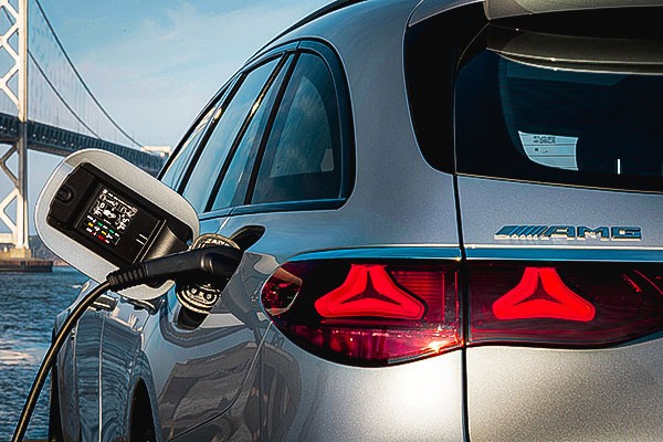 La Familiale Mercedes-AMG E 53 Hybride 2026 en mode recharge