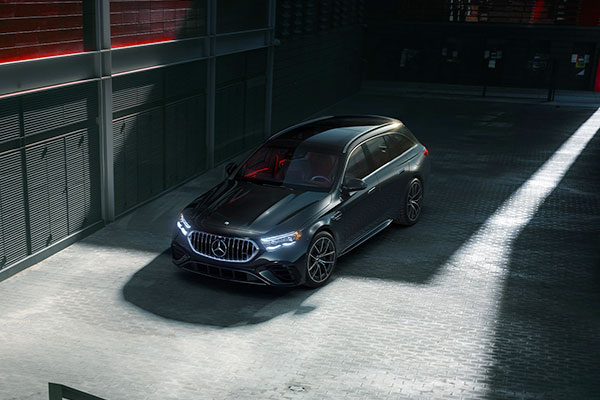 Familiale Mercedes-AMG E 53 Hybride 2026 de nuit dans un stationnement