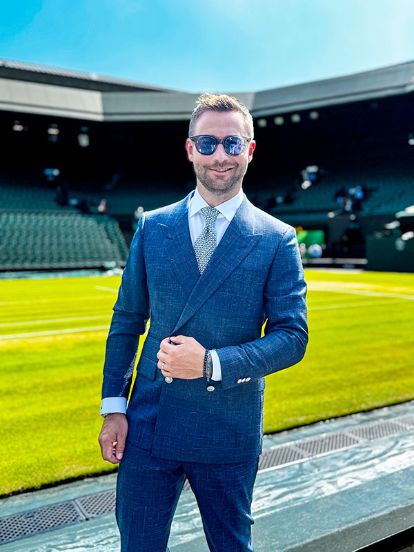 L'animateur Patrick Langlois avec un complet tout en élégance à Wimbledon