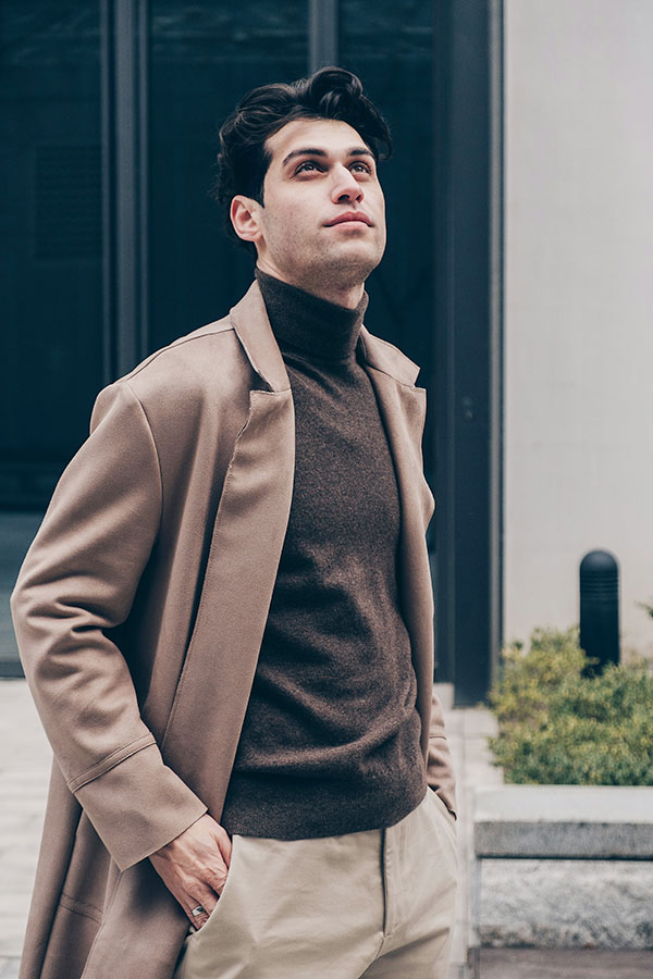 Savoir bien agencer les couleurs pour ses vêtements est une compétence qui s'acquiert avec le temps. N'hésitez pas à demander l'aide d'un ou d'une styliste