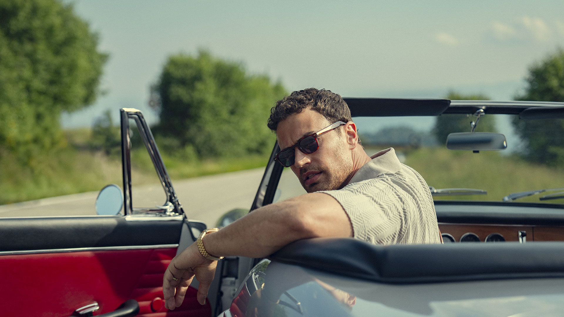 Theo James reprend son rôle de Eddie Horniman dans Les Gentlemen Saison 2