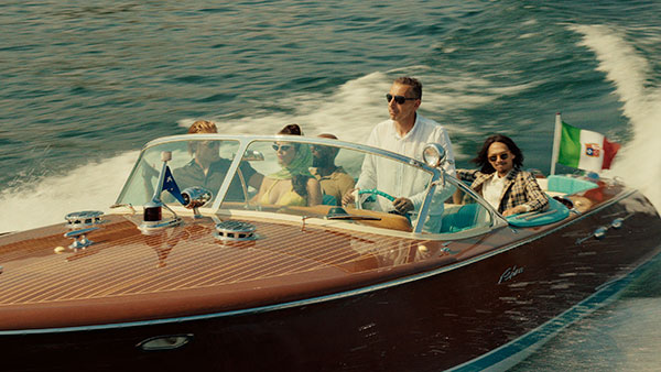 Harry Goodwins (Jack Glass), Kaya Scodelario (Susie Glass), Logan Dean (Blanket) et Michael Vu (Jimmy Chang) dans un super bateau Riva