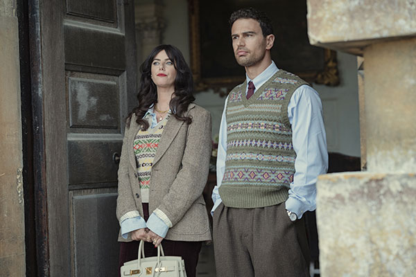 Theo James (Eddie Horniman et Kaya Scodelario (Susie Glass) dans Les Gentlemen Saison 2