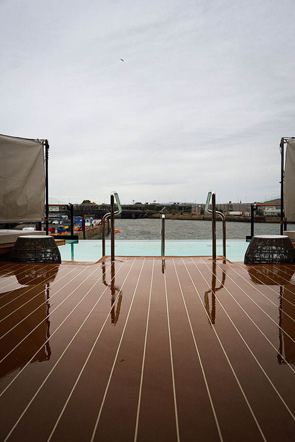 La piscine infinie du Astern Pool & Bar