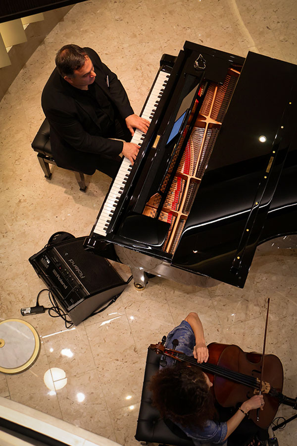 Un concert mettant en vedette le piano Steinway & Sons dans le LOBBY