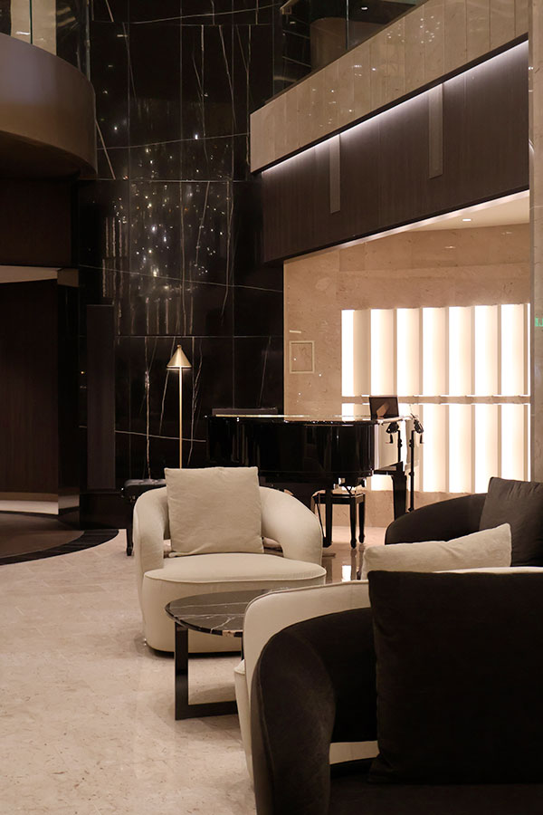 Le piano Steinway & Sons a fière allure dans le LOBBY du EXPLORA III