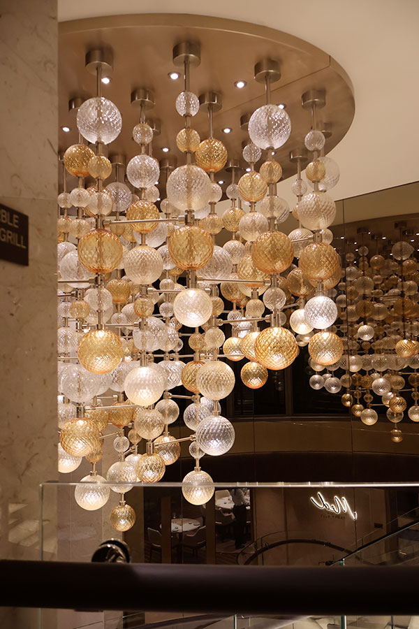 Un magnifique luminaire dans l'espace de la Galleria d'Arte près du Marble & Co.