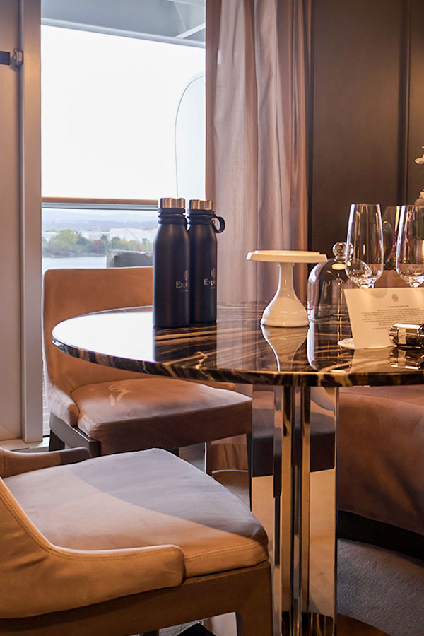 Une table à dîner dans un des Penthouses de l'EXPLORA III