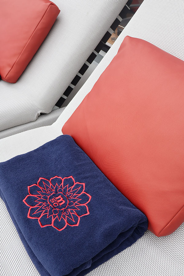Des chaises longues sont parfaites pour relaxer dans The Conservatory